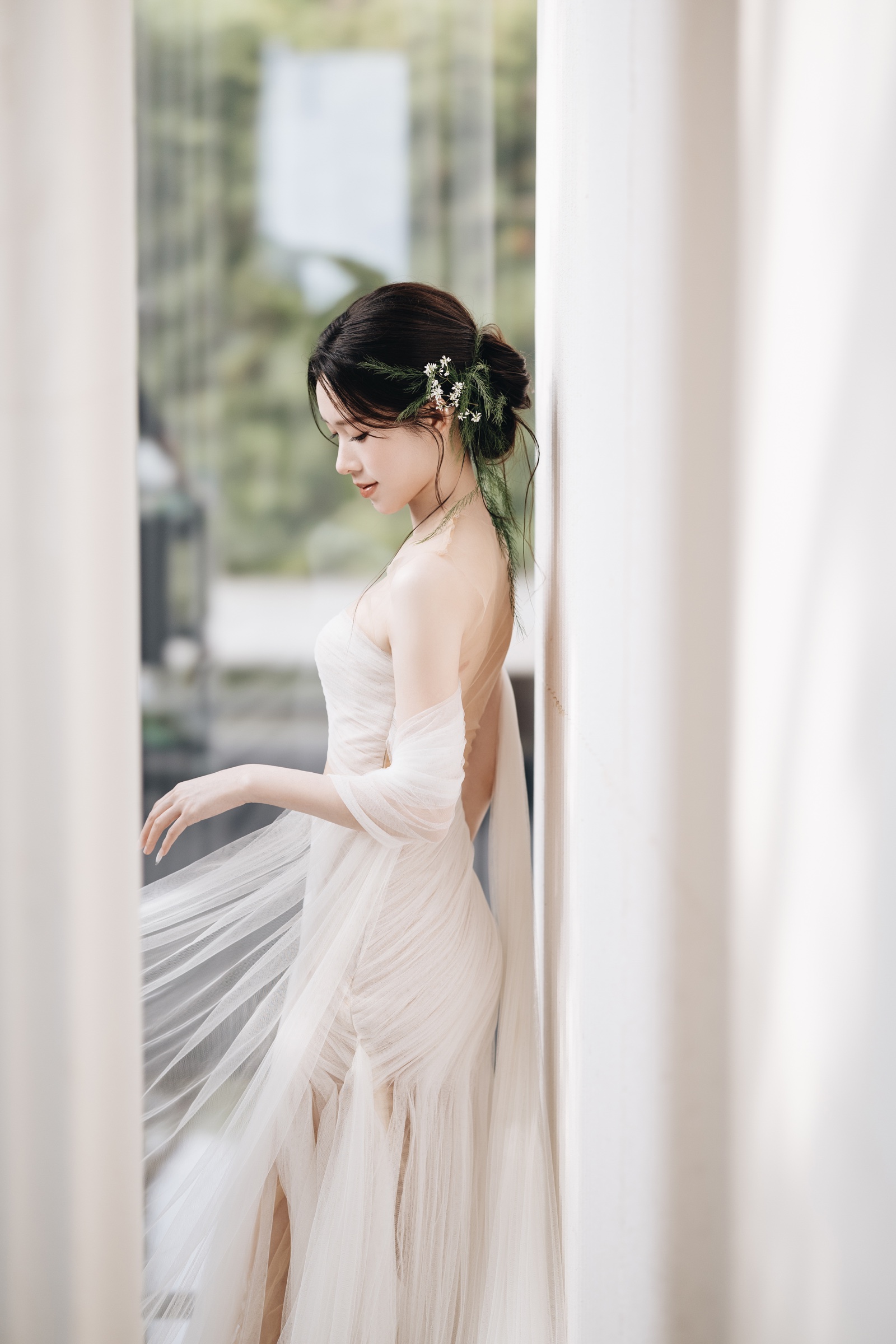 深圳婚礼窗边新娘侧身