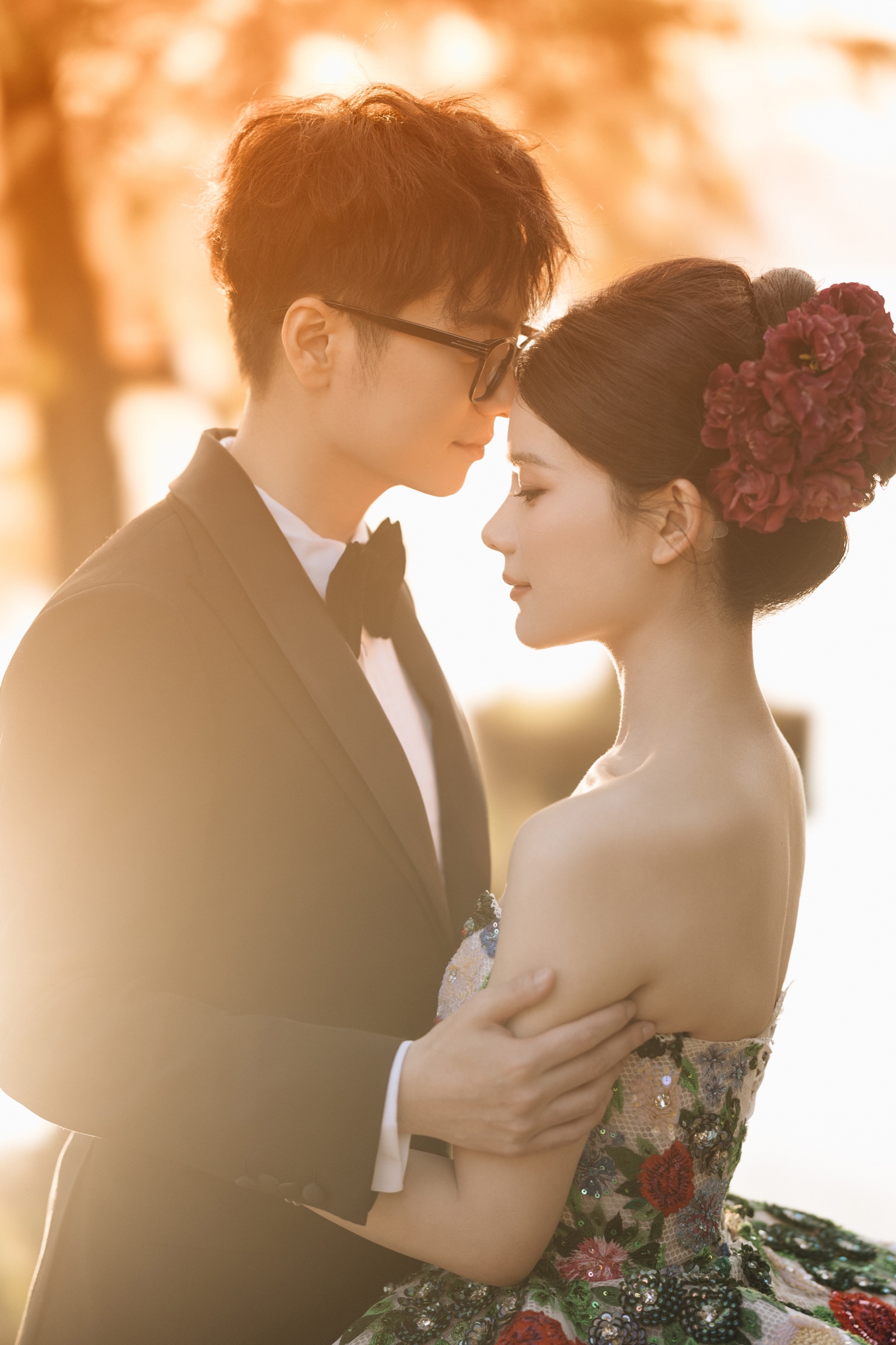 上海JW万豪婚礼夕阳下靠在一起的新人